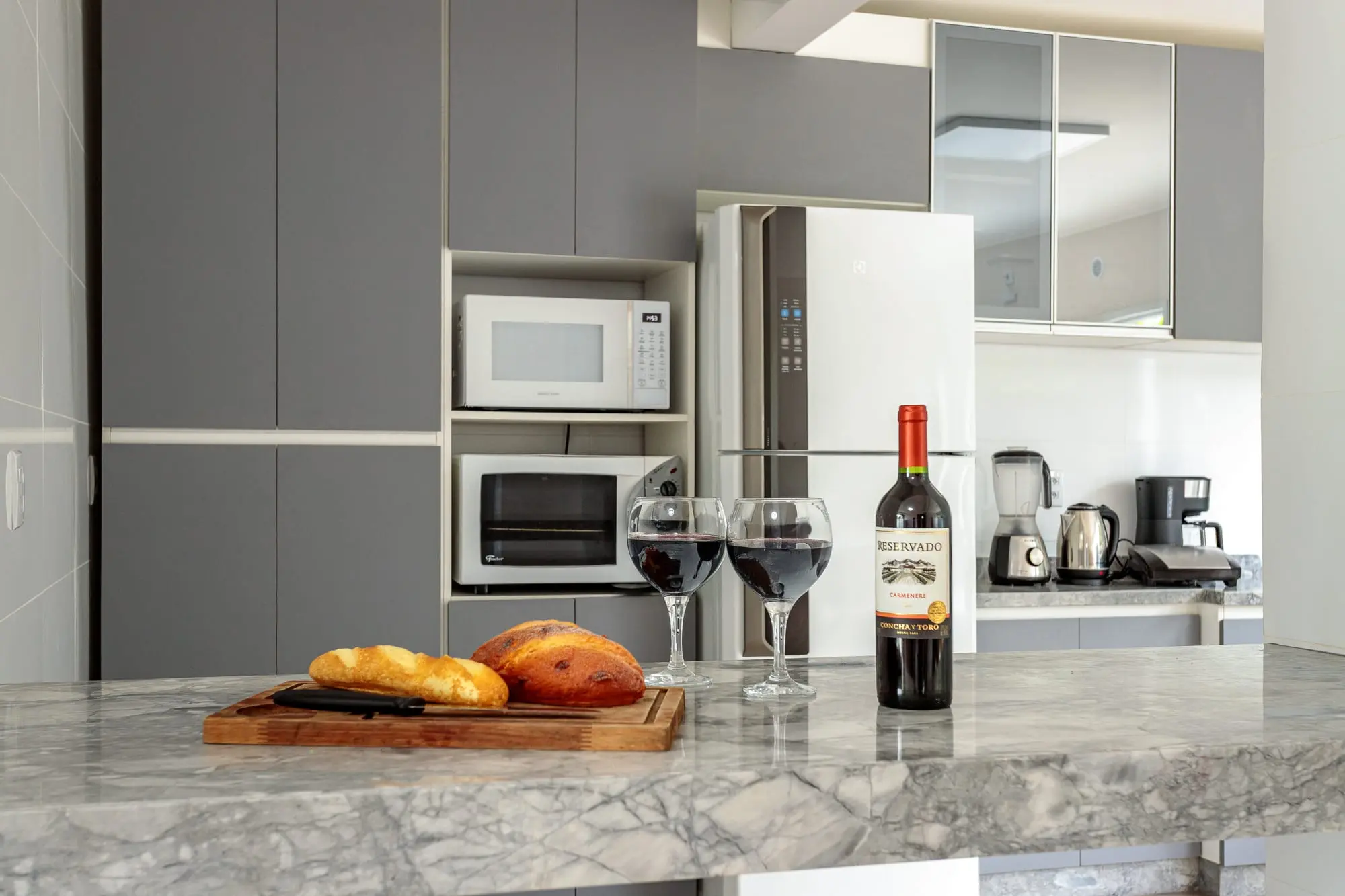 Bancada da cozinha com eletrodomésticos