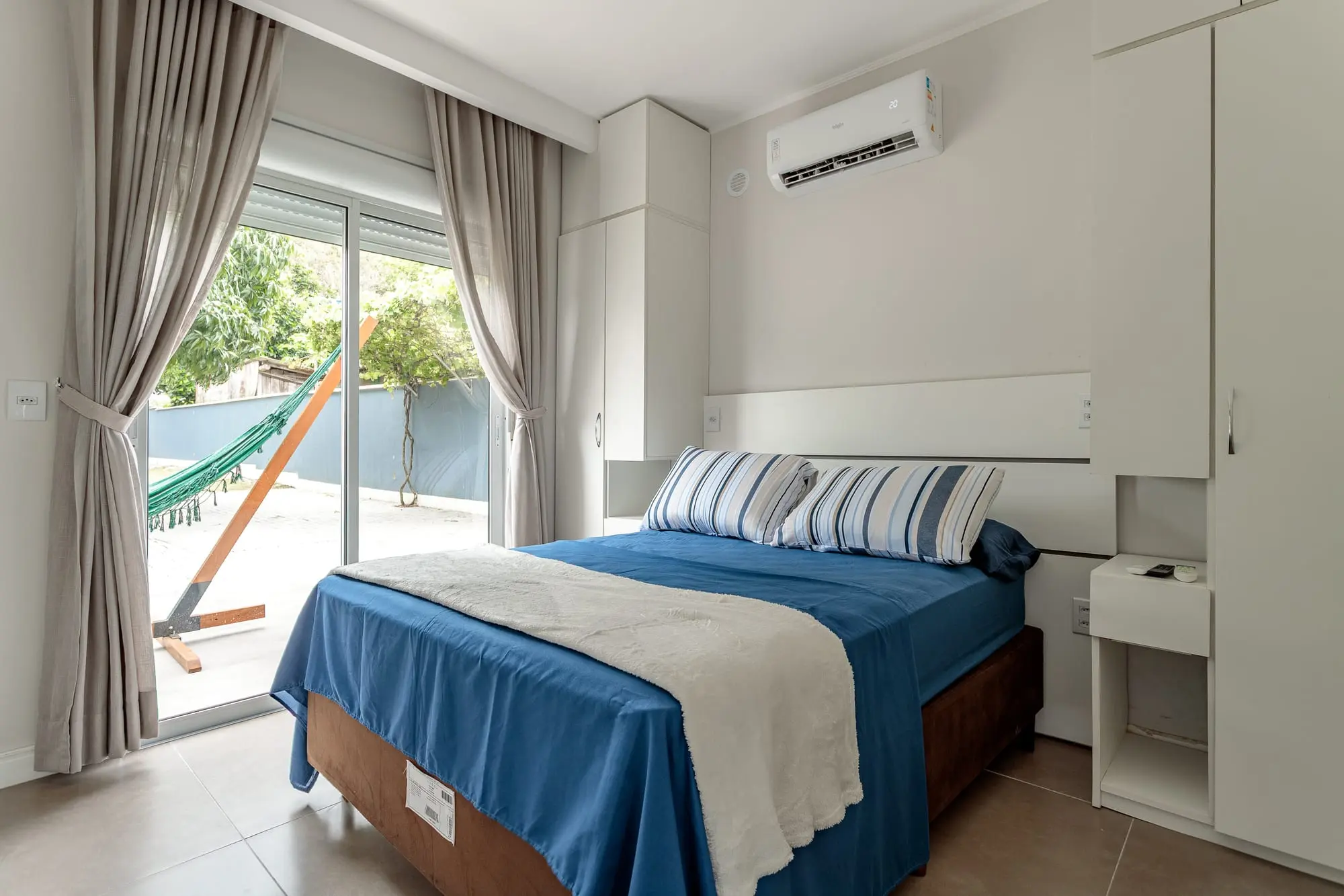 Quarto dos fundos com duas camas
