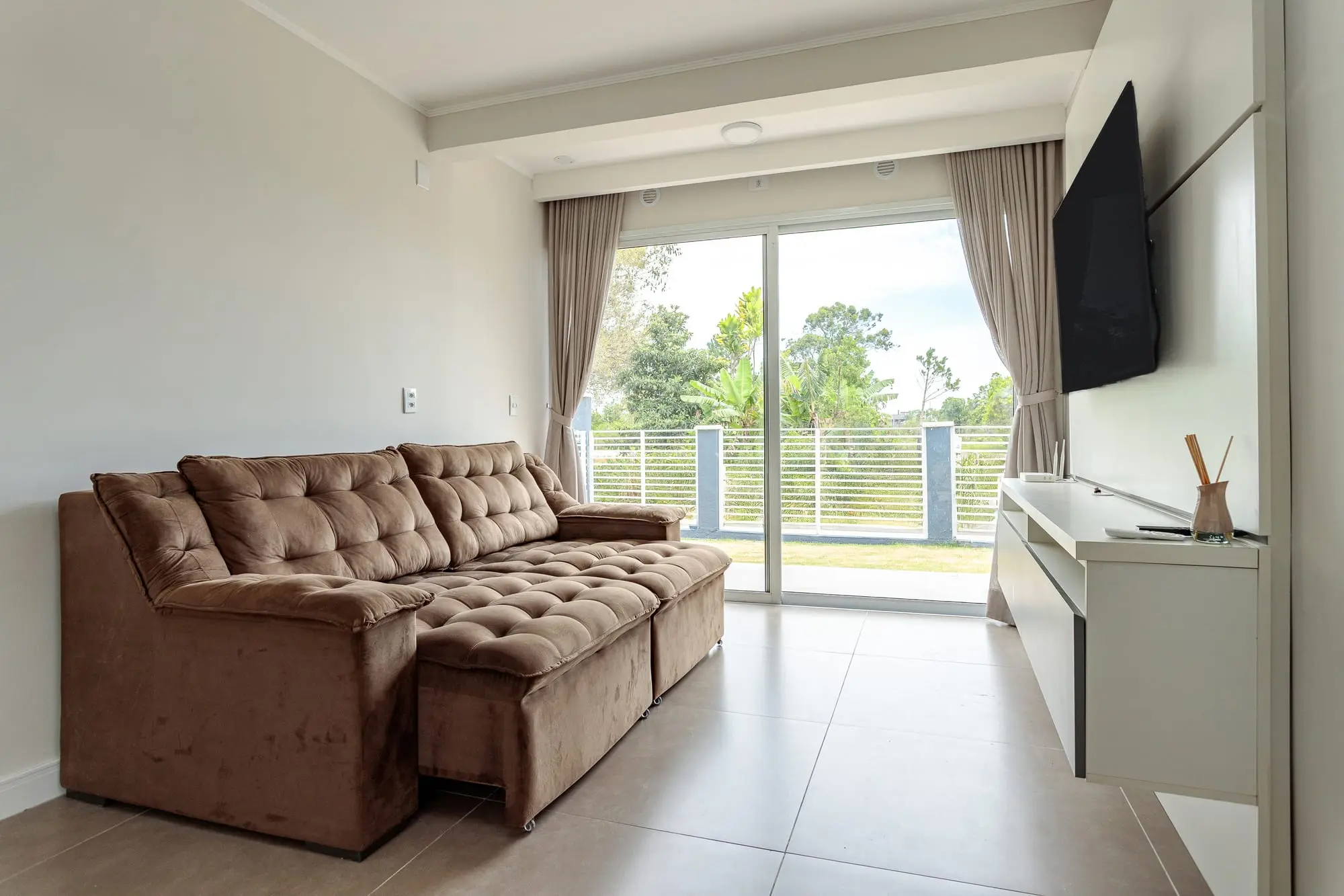 Sala de estar com sofá e televisão